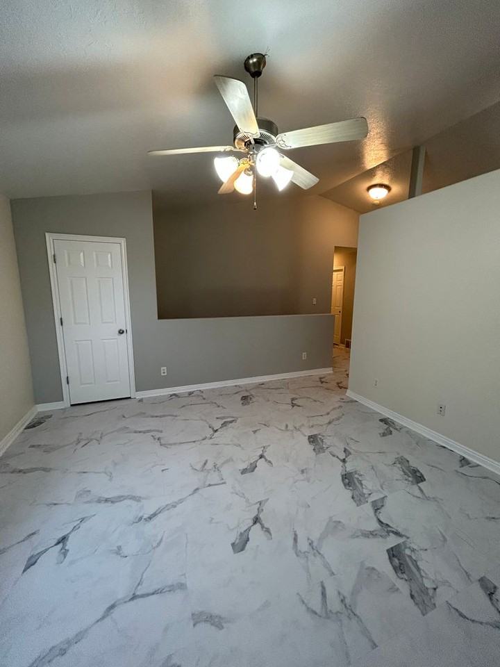 1142 N Ridge Ct - Photo 2 of 10