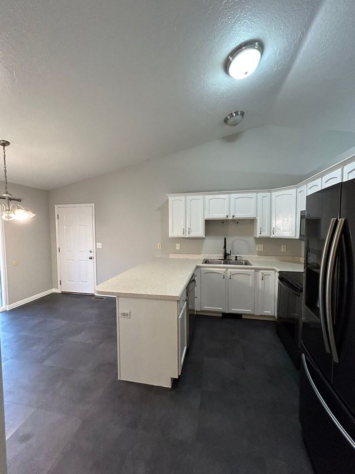 1142 N Ridge Ct - Photo 3 of 10