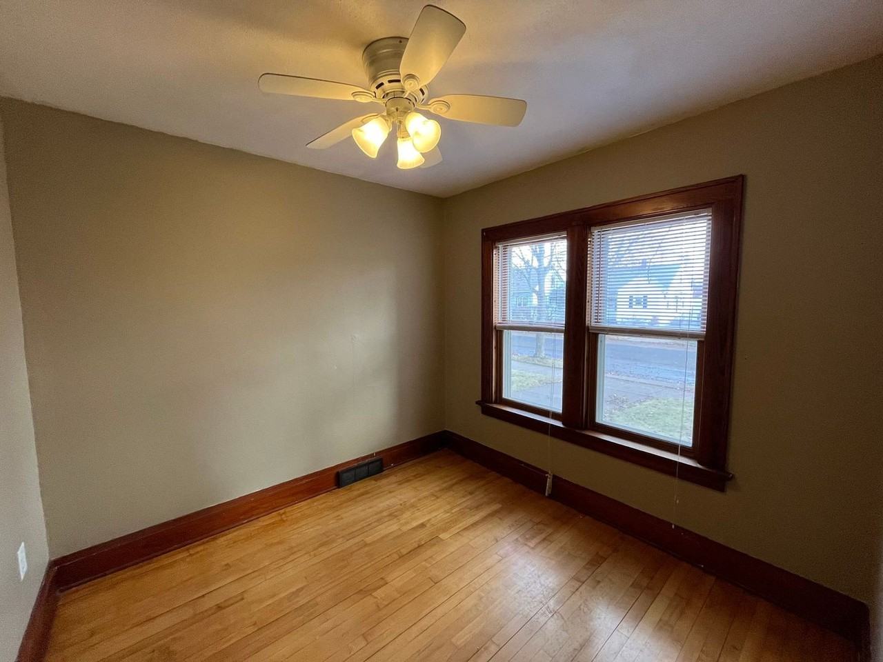 1014 S 10th Ave - Photo 6 of 10