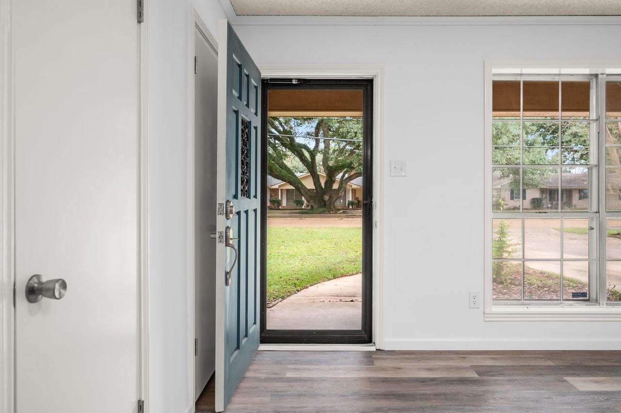 2920 Louise Ave - Photo 2 of 31