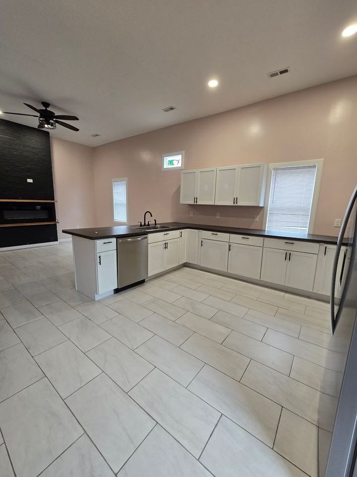 100 Maple St - Photo 3 of 18