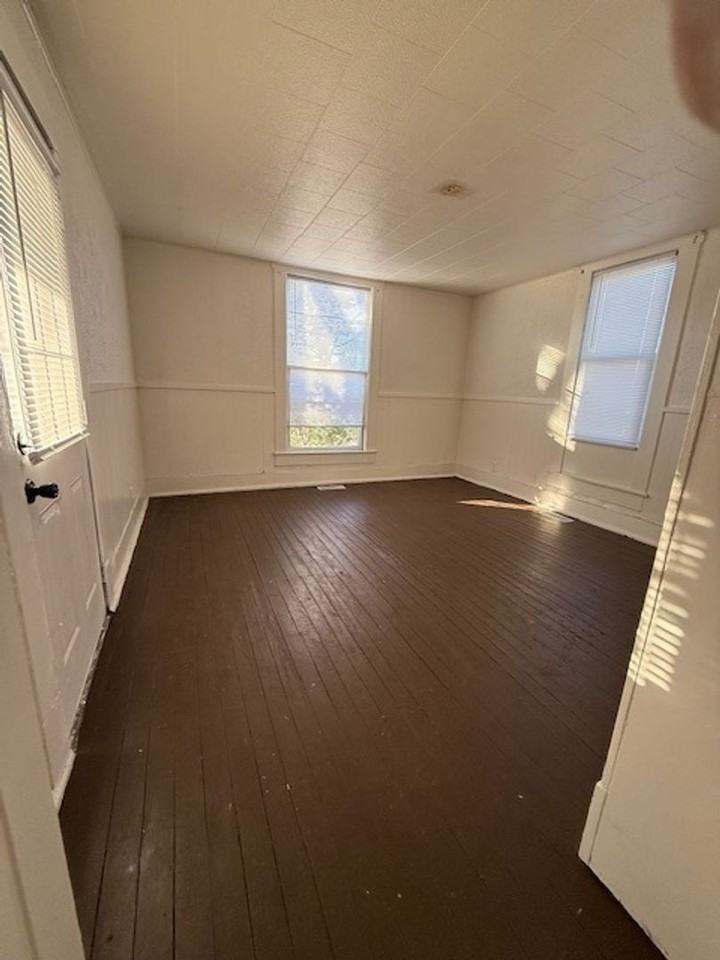 1010 W 2nd St - Photo 2 of 14