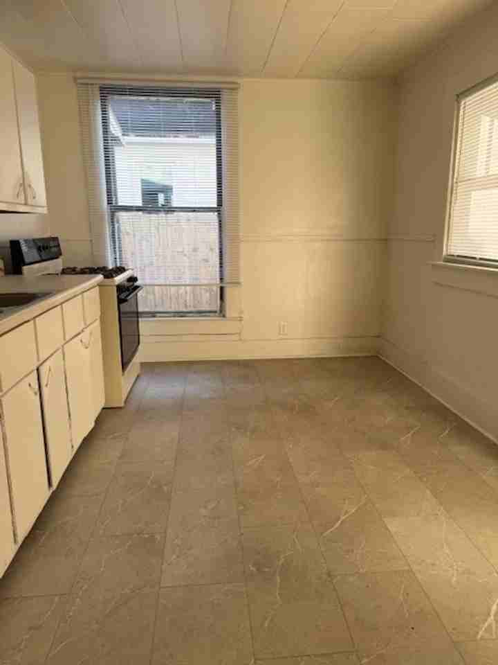 1010 W 2nd St - Photo 3 of 14