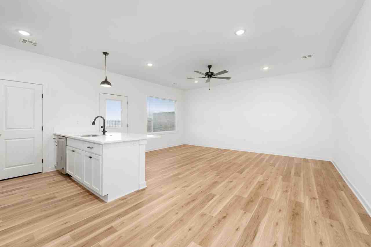 2339 E Spring Hill Dr - Photo 3 of 29