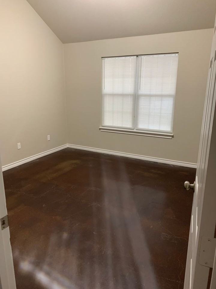 2406 S 16th St - Photo 5 of 7