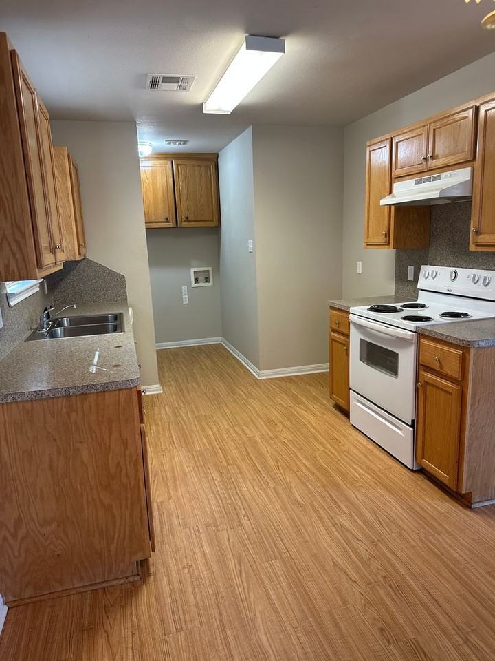 905 Calumet St - Photo 2 of 8
