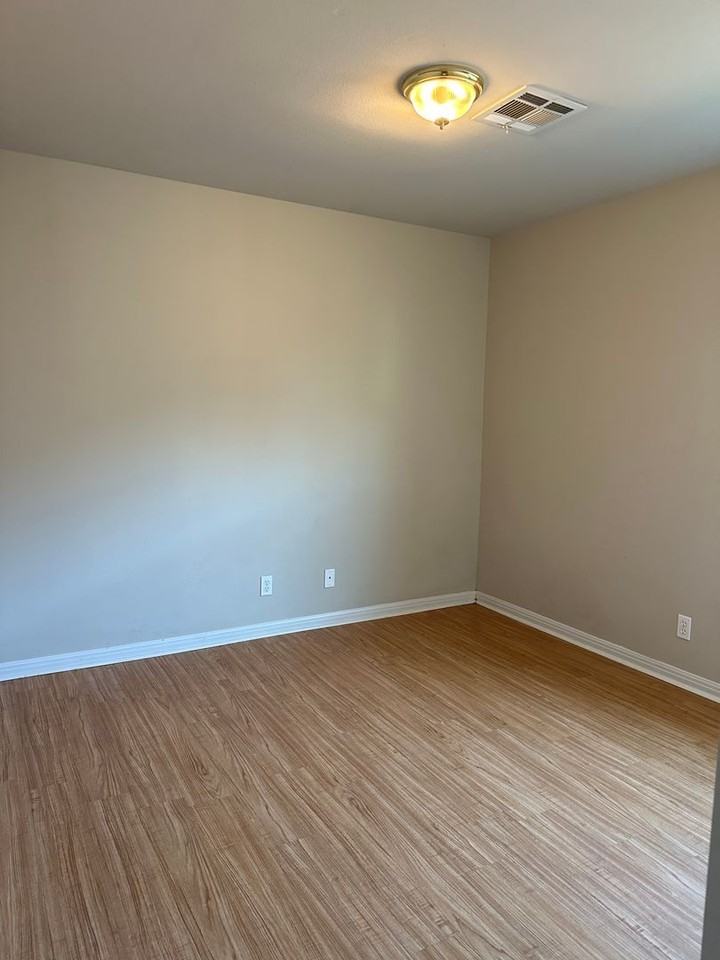 905 Calumet St - Photo 5 of 8