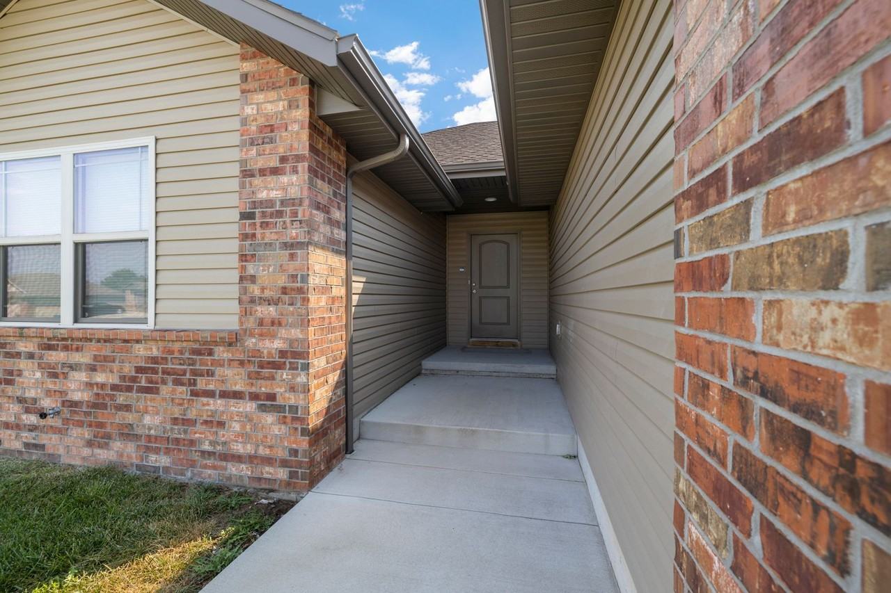 1194 S Calabria Ave - Photo 2 of 29