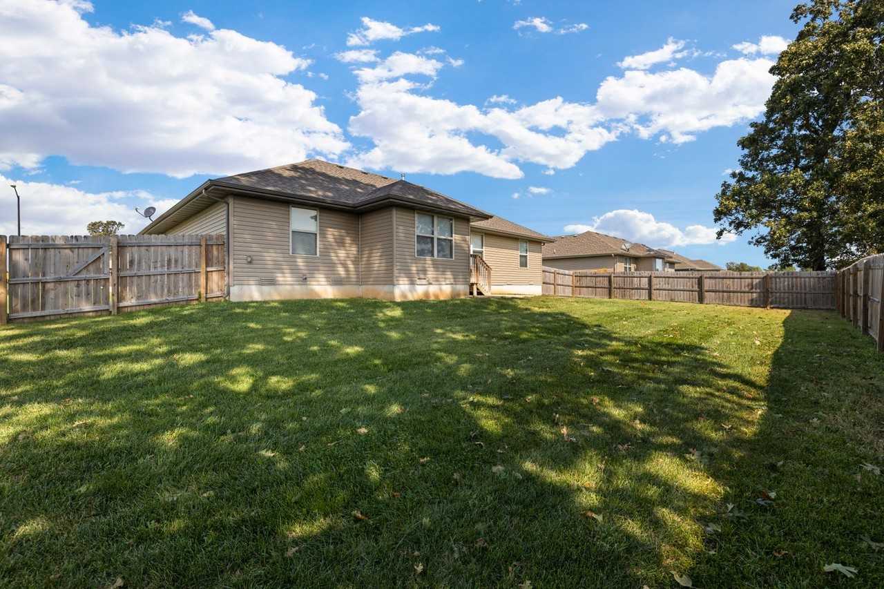 1194 S Calabria Ave - Photo 3 of 29