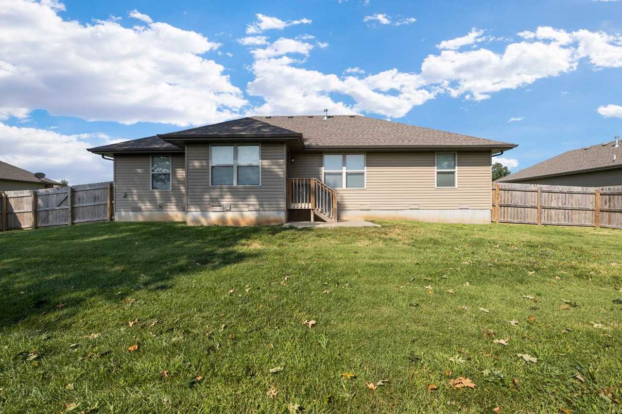 1194 S Calabria Ave - Photo 5 of 29