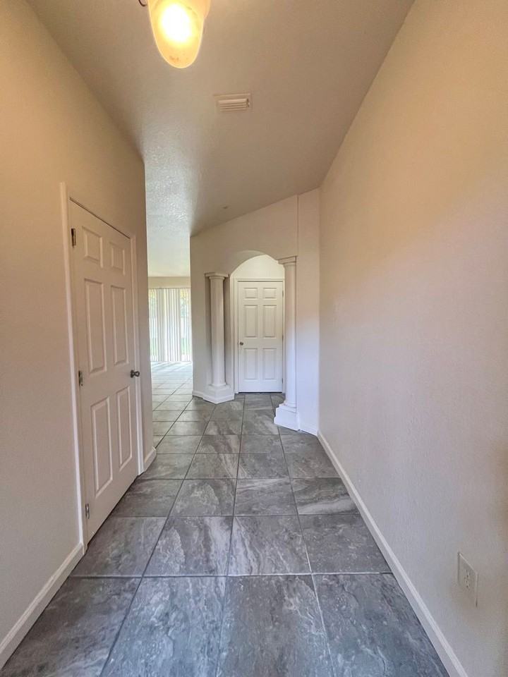 2946 Ashland Ln S - Photo 2 of 22