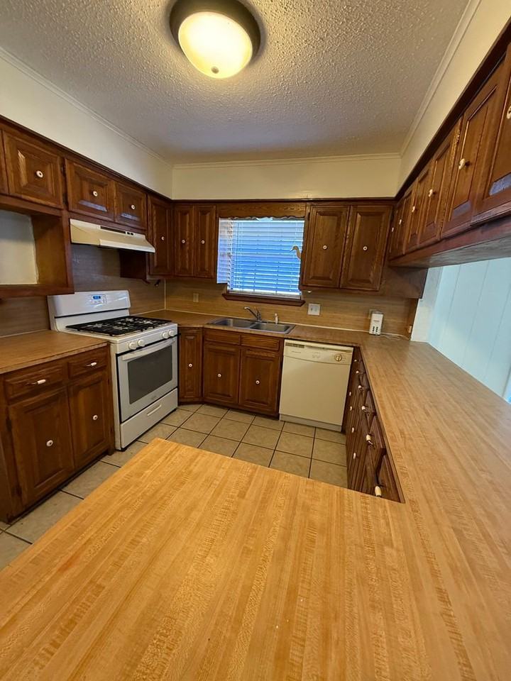 1008 22nd St - Photo 3 of 12