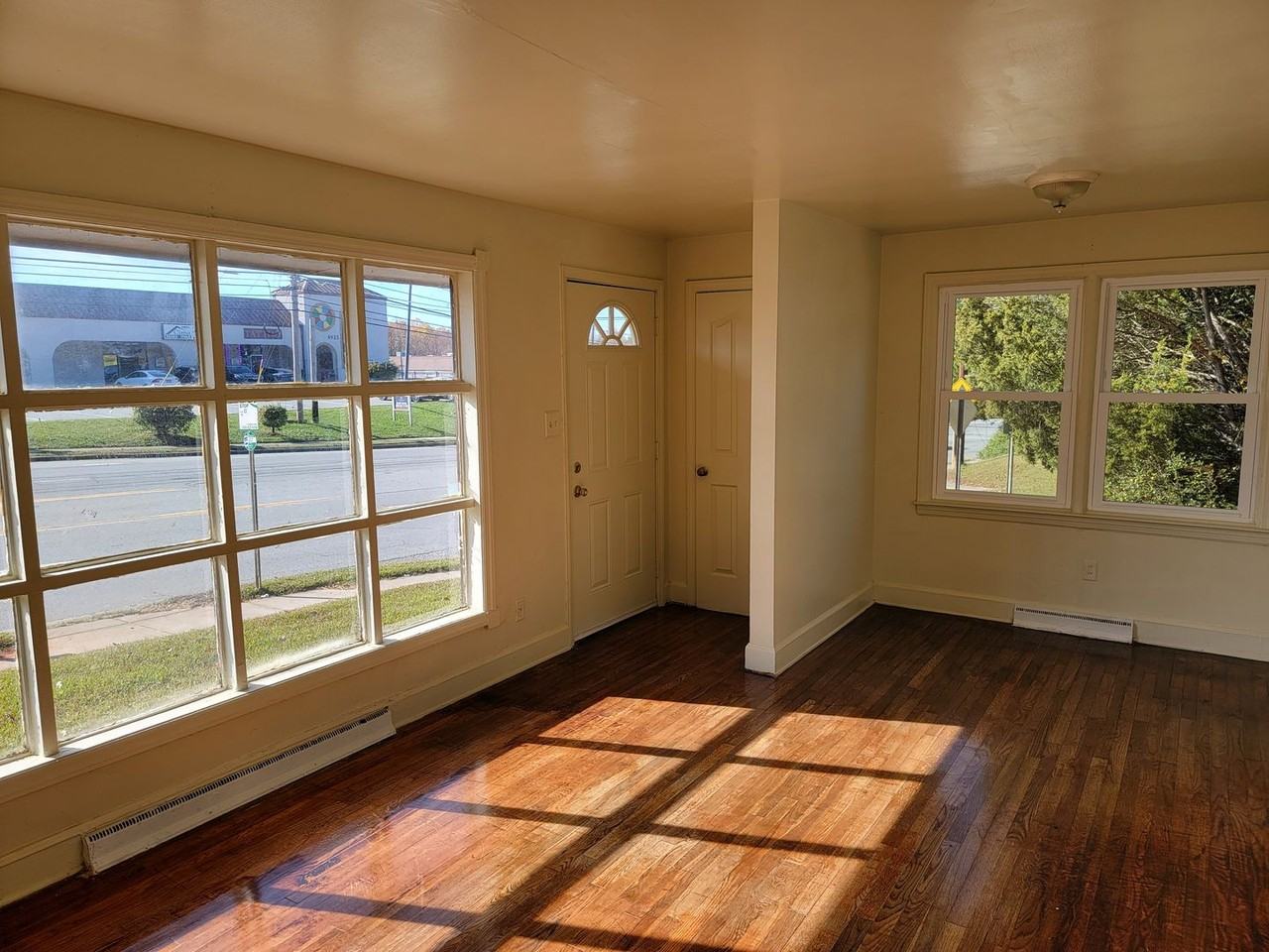 4922 W Market St - Photo 3 of 8