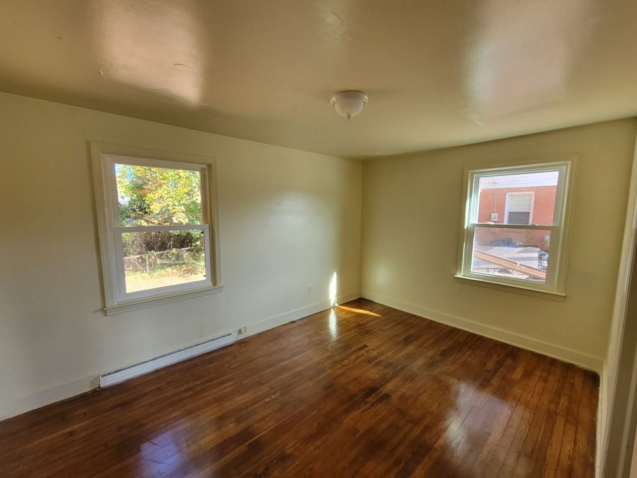 4922 W Market St - Photo 4 of 8