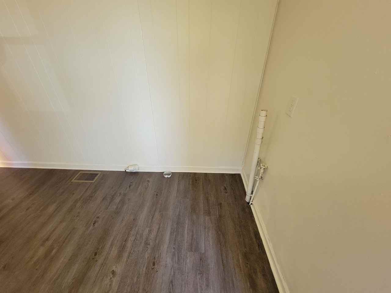 4922 W Market St - Photo 6 of 8