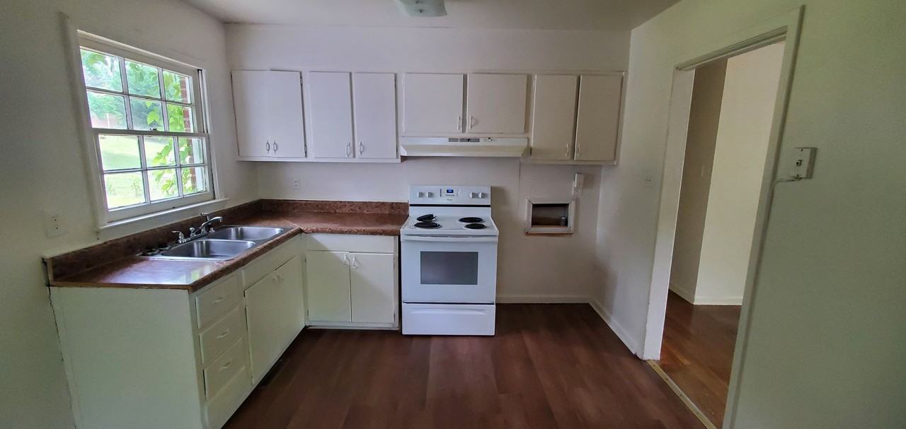 1812 Muncey Ln - Photo 2 of 8