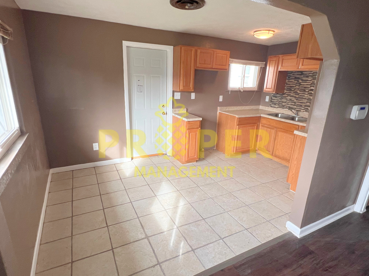 916 Randolph St - Photo 3 of 9