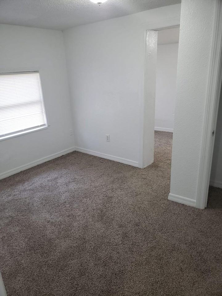 414 W 7th St - Photo 3 of 9