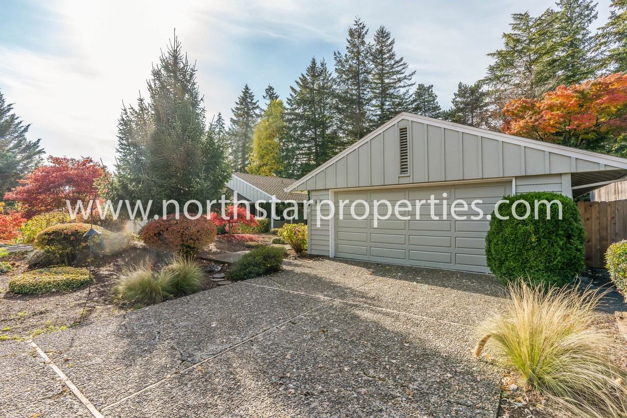 236 Greenridge Dr - Photo 2 of 33