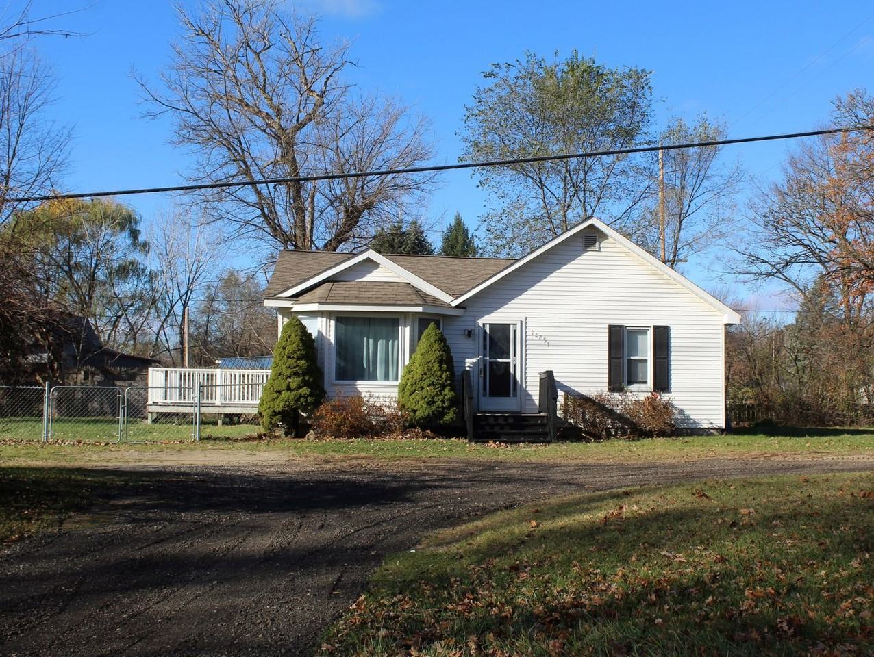 12251 N Jennings Rd - Photo 2 of 16