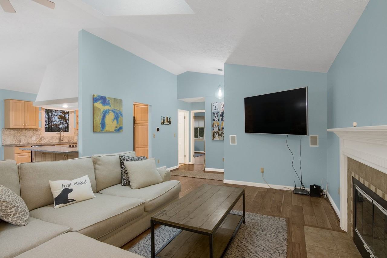 2243 E Timberlane Dr - Photo 2 of 28