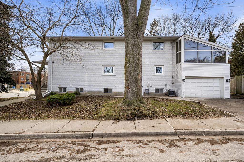 2294 Lake Shore Blvd W #203 - Photo 5 of 9