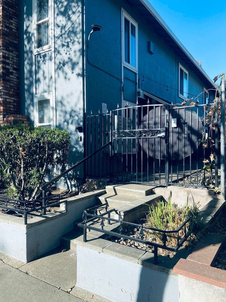 W St Apartments - Photo 2 of 5