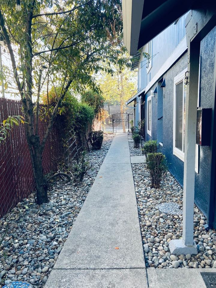 W St Apartments - Photo 4 of 5