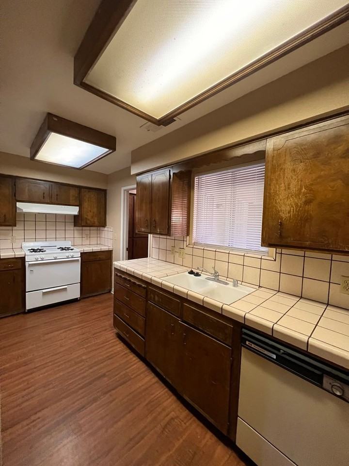 511 E Prosperity Ave - Photo 2 of 11