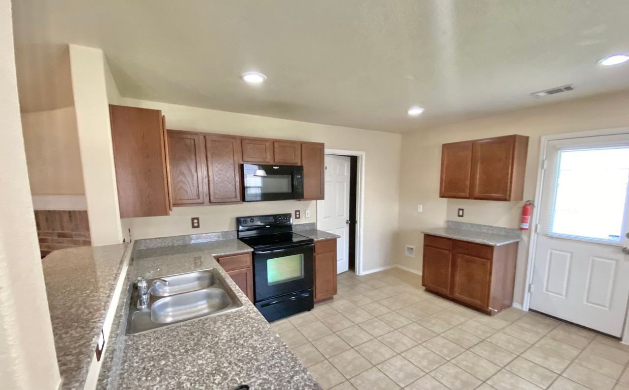 1921 Nightingale Dr - Photo 4 of 27