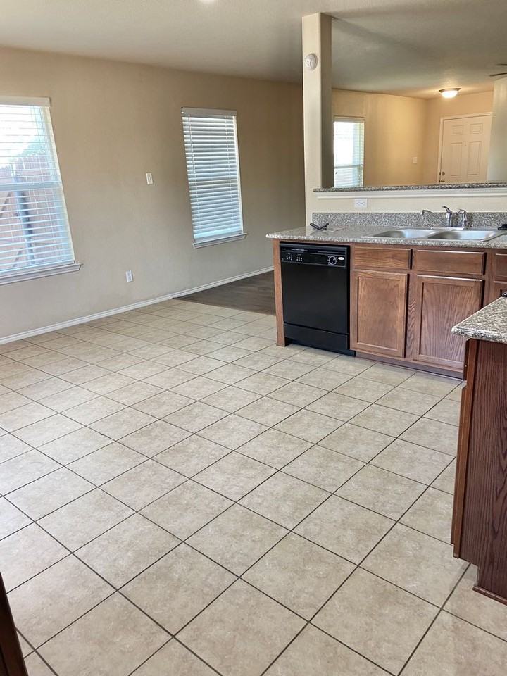 1921 Nightingale Dr - Photo 5 of 27