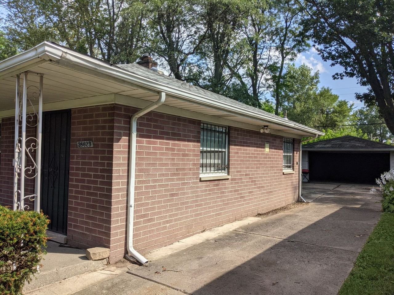 28623 Hazelwood St - Photo 2 of 11