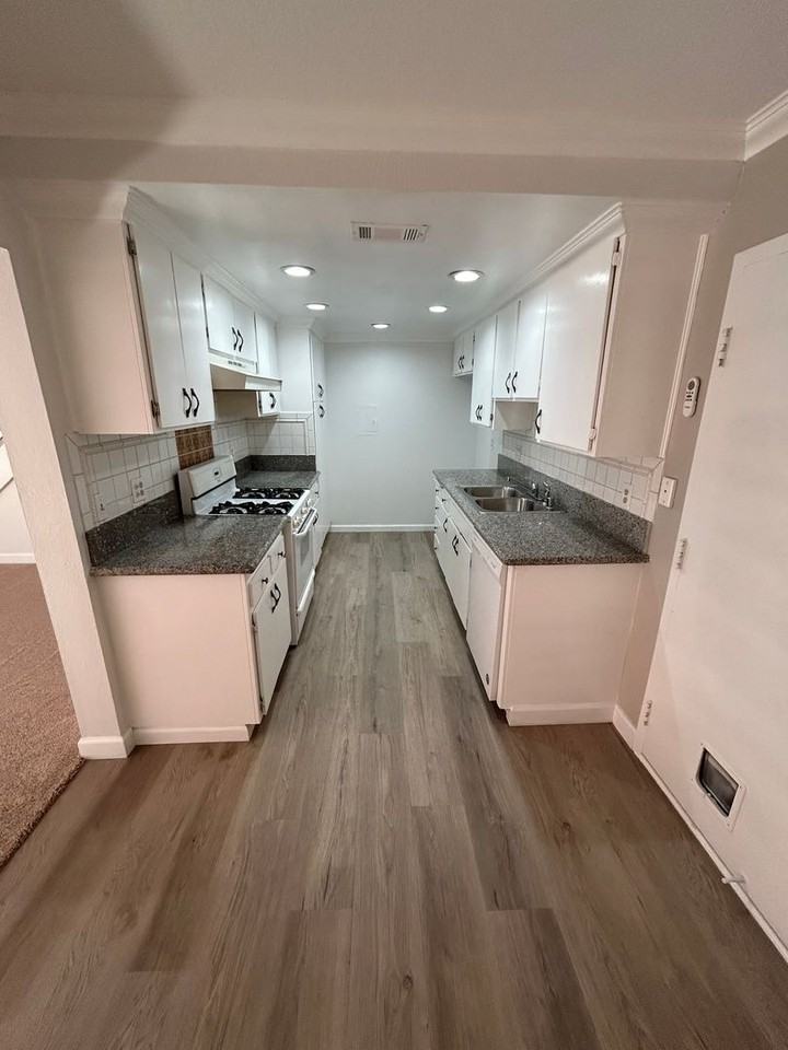 16814 Chaparral Avenue - Photo 2 of 10