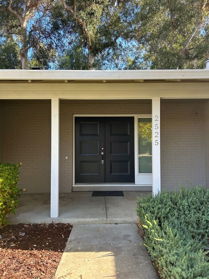 2525 Diericx Dr - Photo 2 of 16