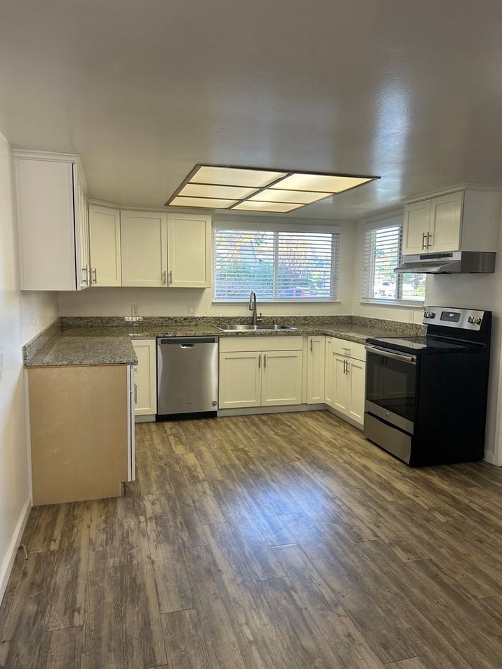 2525 Diericx Dr - Photo 3 of 16