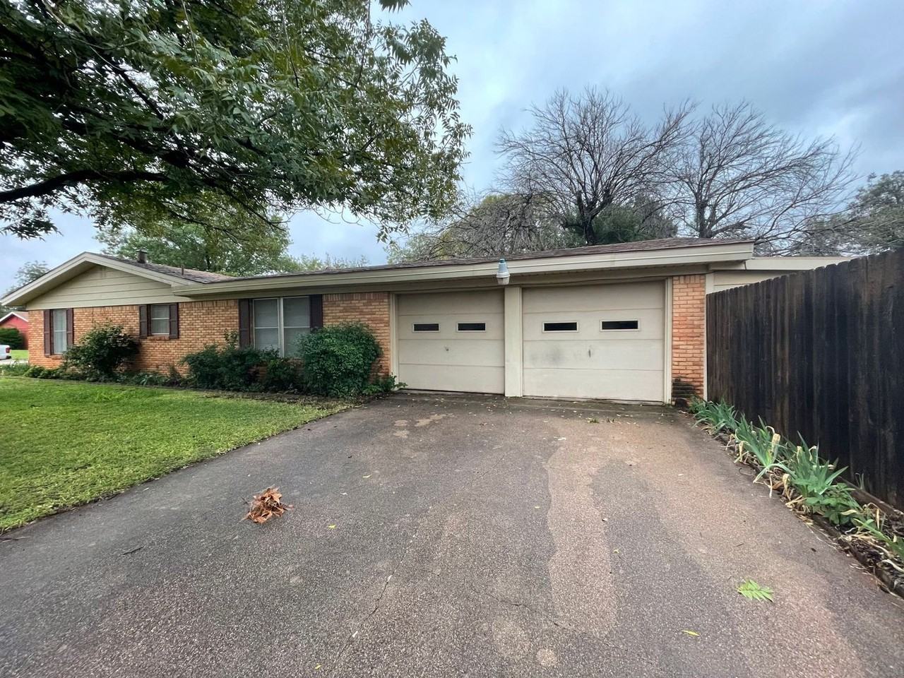 842 Crestwood Dr - Photo 2 of 14