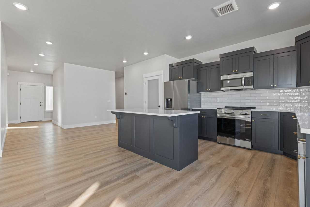 581 South Cutler Avenue - Photo 3 of 37