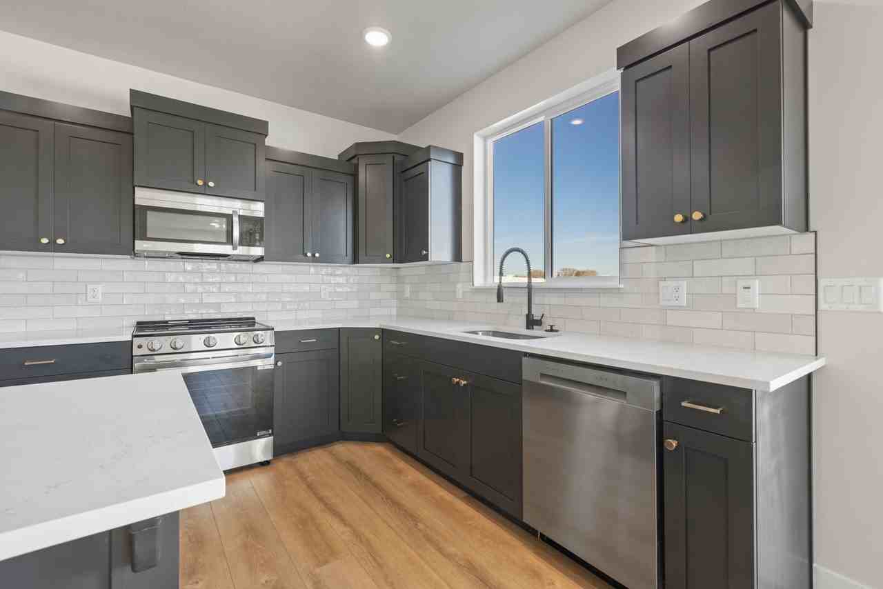 581 South Cutler Avenue - Photo 4 of 37