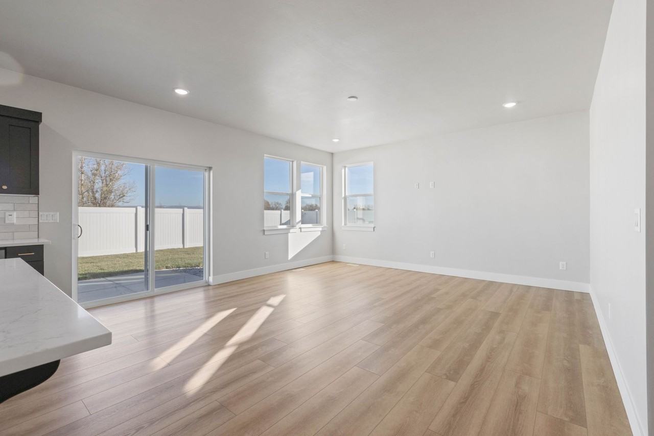 581 South Cutler Avenue - Photo 5 of 37