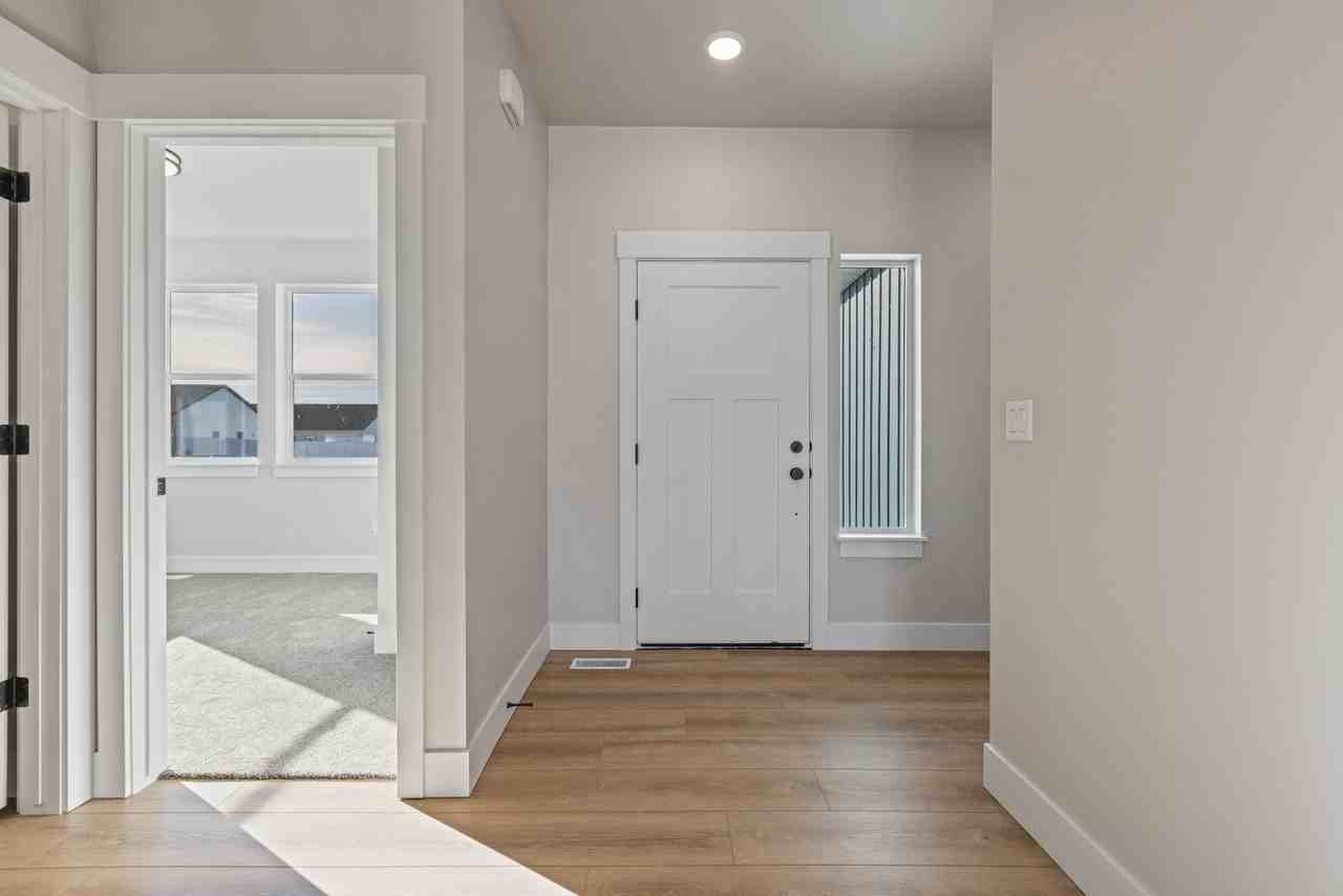 581 South Cutler Avenue - Photo 6 of 37