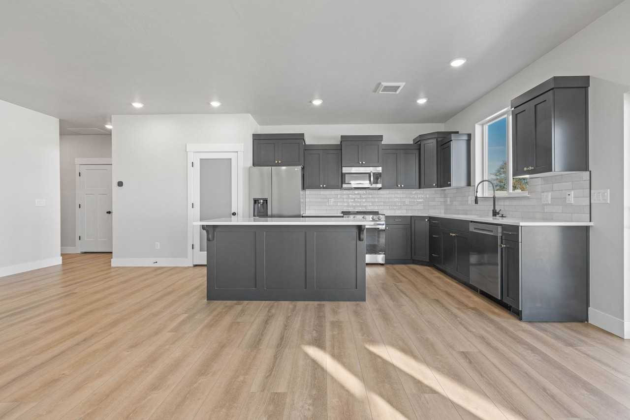 589 S Cutler Ave - Photo 2 of 37