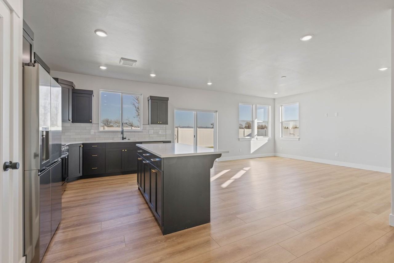 589 S Cutler Ave - Photo 3 of 37