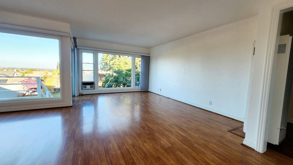 25714 Crest Rd - Photo 2 of 13