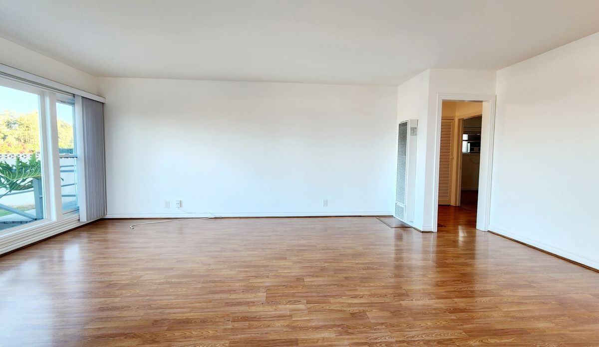 25714 Crest Rd - Photo 3 of 13