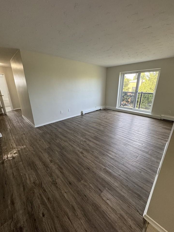 450 Woodlawn Rd W - Photo 3 of 12