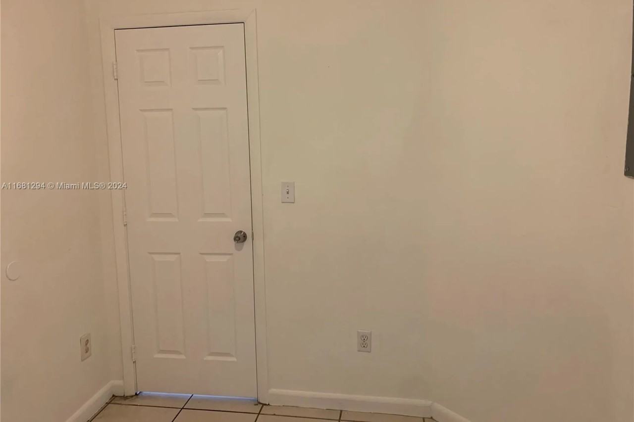 2121 Ne 168th St - Photo 3 of 11