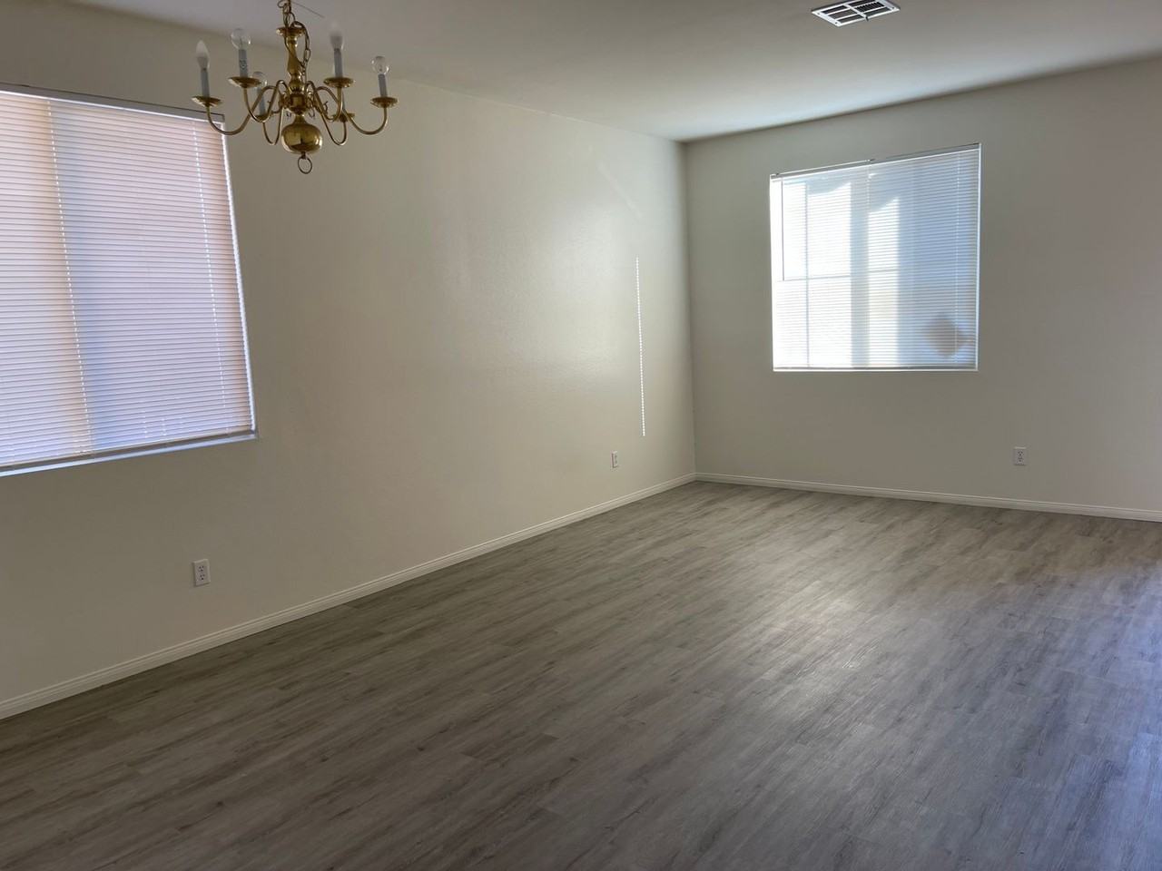 14190 Blackstone St - Photo 4 of 50
