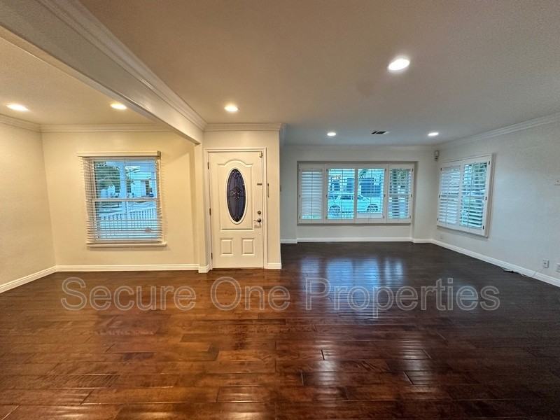 16823 Otsego St - Photo 4 of 30