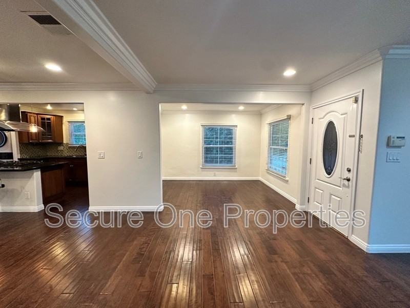 16823 Otsego St - Photo 7 of 30