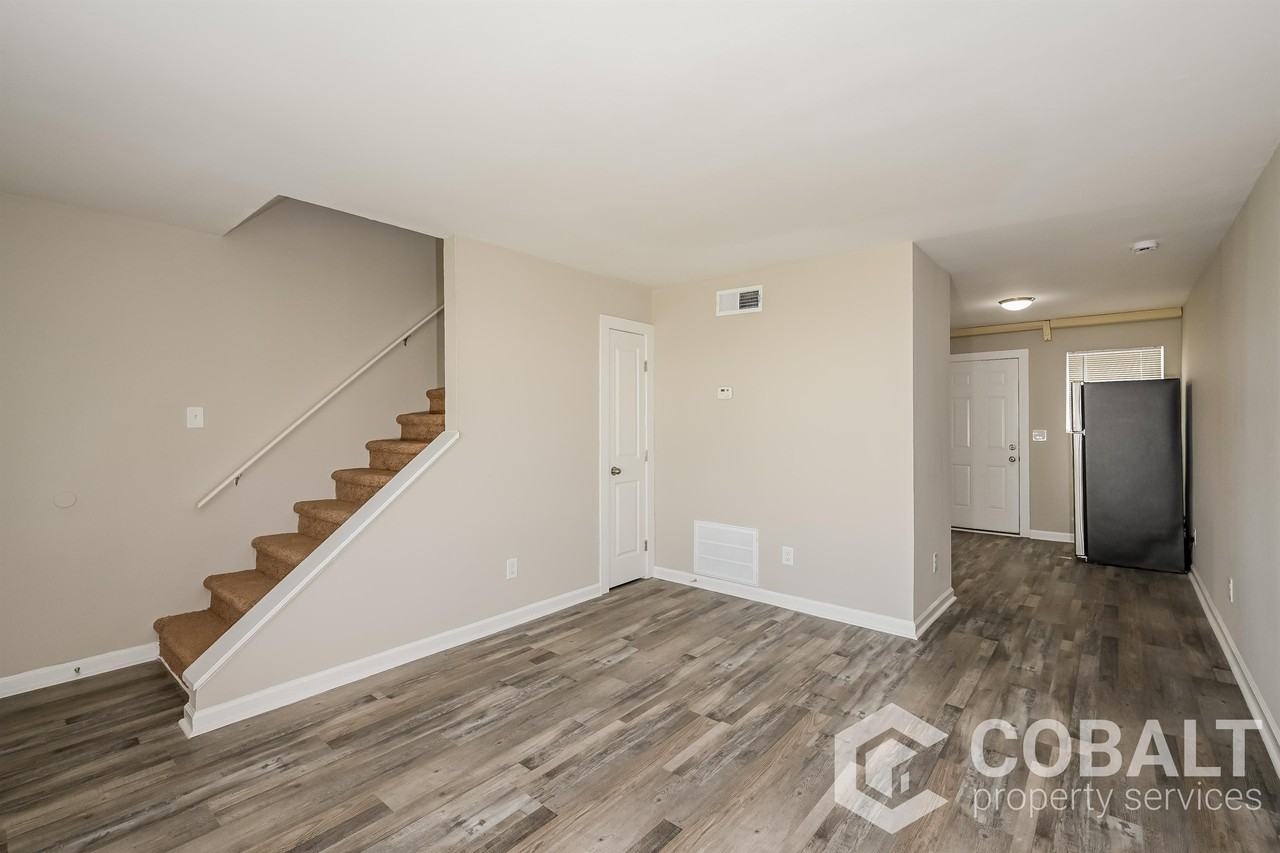 Hawthorne Manor - Photo 3 of 50